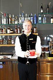 Skybar (Ebene 05) mit Barkeeper  (©Foto: Marikka-Laila Maisel)